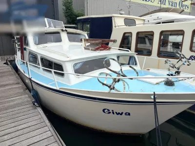 motorboot afgemeerd bij steiger