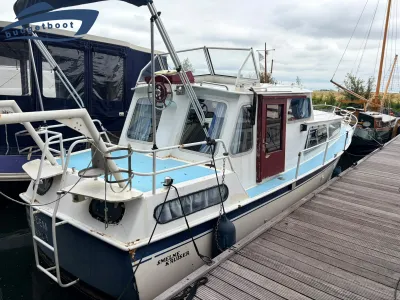 kleine motorboot aangemeerd bij steiger