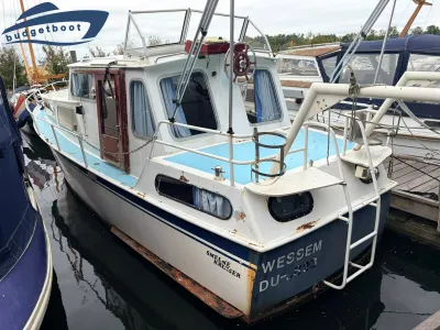 kleine motorboot aangemeerd in jachthaven