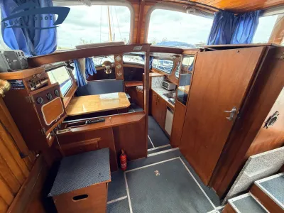 interieur van boot met houten salon en kombuis