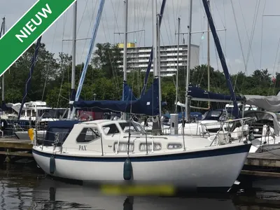 motorzeiljacht in haven