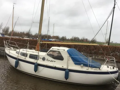 motorzeiljacht afgemeerd in haven