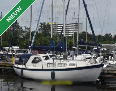 motorzeiljacht in haven
