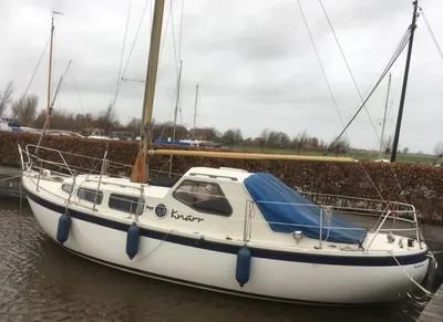 motorzeiljacht afgemeerd in haven