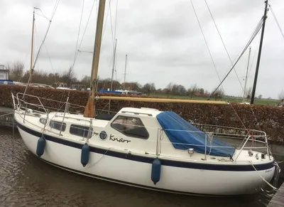 motorzeiljacht afgemeerd in haven