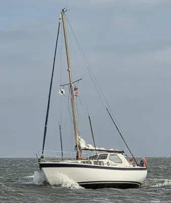 zeiljacht op water met kajuit en mast