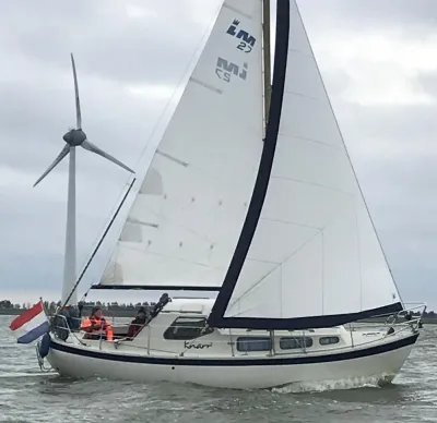 zeilboot op water met opgehesen zeil