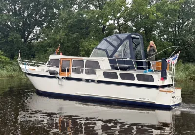 motorjacht op water met bomen op achtergrond