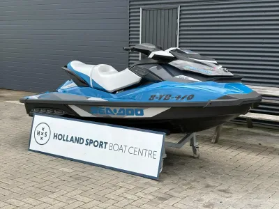 blauwe waterscooter op standaard