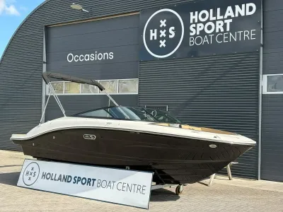 snelboot op trailer voor bedrijfshal
