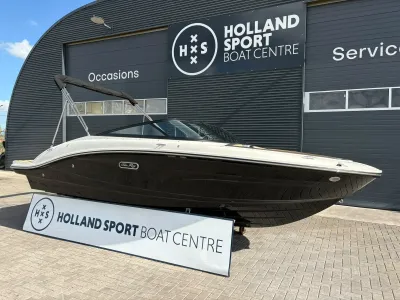 sportboot geparkeerd voor bedrijfshal