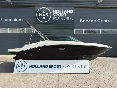 speedboot op display voor showroom