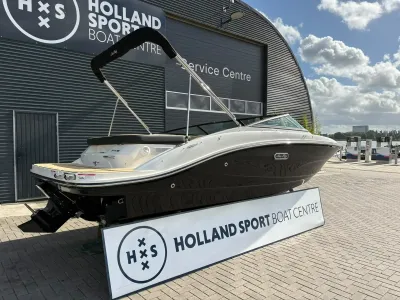 Speedboot buiten bij een bootcentrum