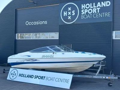 speedboot op trailer bij bedrijfspand