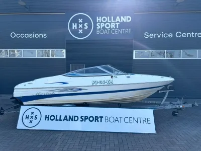 speedboot op trailer voor bedrijfsgebouw