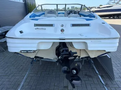 achteraanzicht van speedboot op trailer
