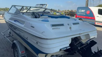 speedboot op trailer in haven
