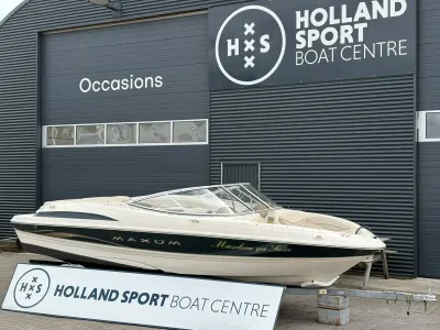 Speedboot op trailer voor bedrijfspand