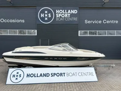 speedboot op aanhanger voor botencentrum