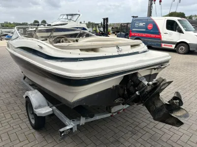 speedboot op trailer bij jachthaven