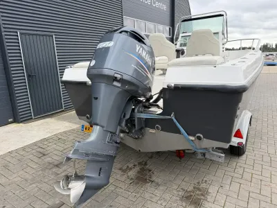 consoleboot achteraanzicht met buitenboordmotor