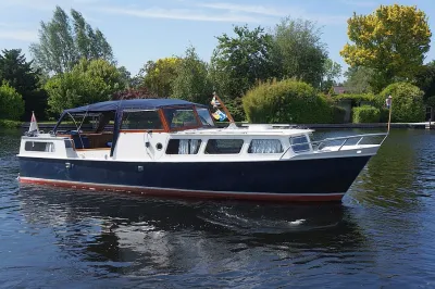 motorkruiser op rustig water