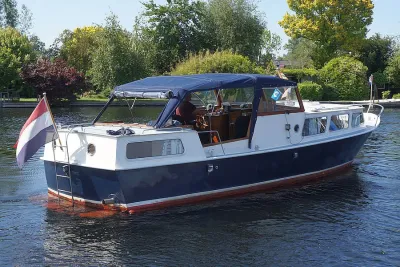 stalen motorkruiser in het water