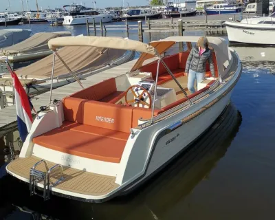 Motorboot afgemeerd in jachthaven