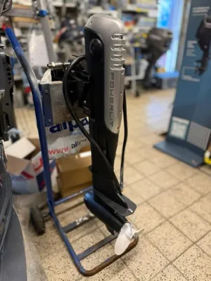 elektrische langstaartmotor in werkplaats
