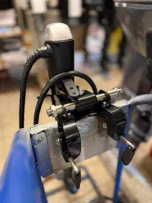 elektromotor en bevestigingsbeugel