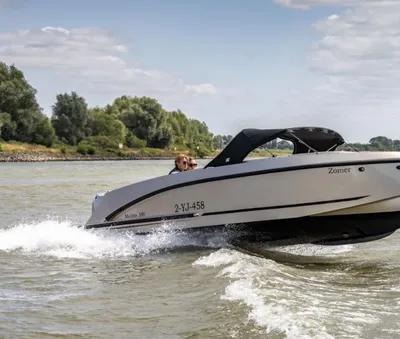 motorboot op het water met opvarenden