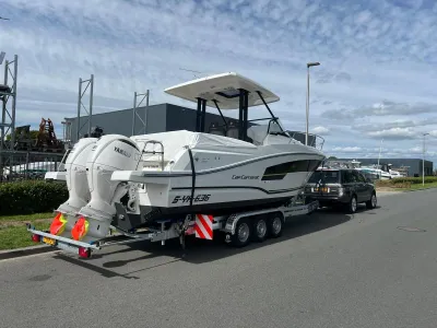 boot op trailer langs de weg