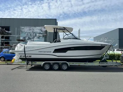 motorboot op trailer bij bedrijf