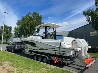 motorboot op trailer geparkeerd