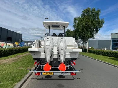 achteraanzicht boot op trailer