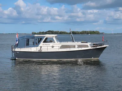 motorboot op water bij bewolkte lucht