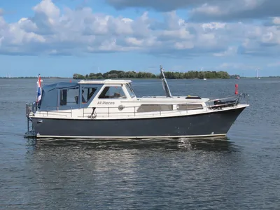 motorboot op water bij bewolkte lucht