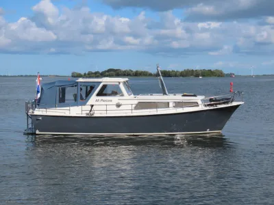 motorkruiser op het water, zijaanzicht