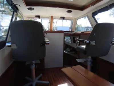 Interieur stuurhut met twee stuurstoelen