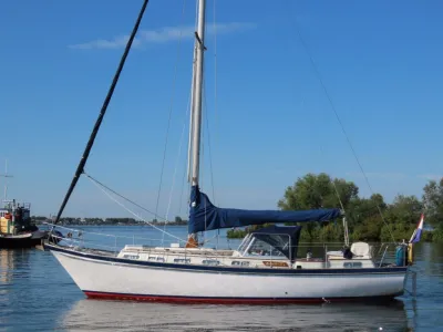 witte zeilboot in het water