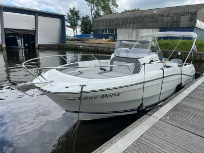 motorboot aangemeerd bij een steiger