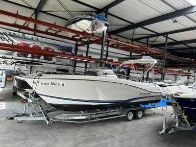 motorboot in binnenstalling op trailer