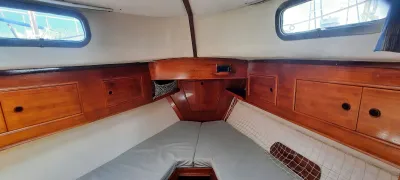 kajuit met v-berth en houten kastruimte