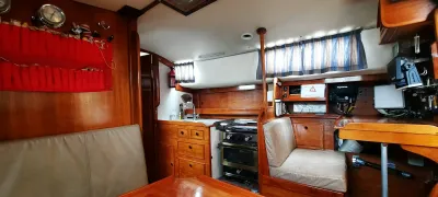 interieur zeiljacht met kombuis en zitplaats
