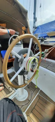 roerwiel en cockpit van zeilboot