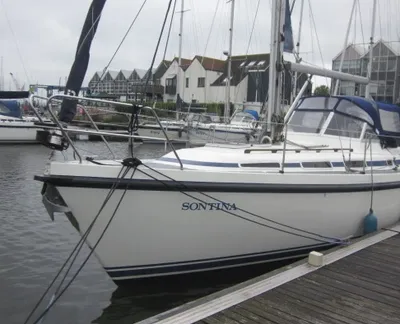 zeilboot afgemeerd in jachthaven