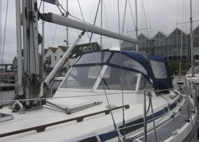 zeilboot aangemeerd in een jachthaven