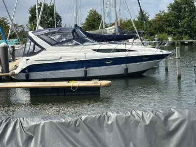 motorjacht afgemeerd in jachthaven