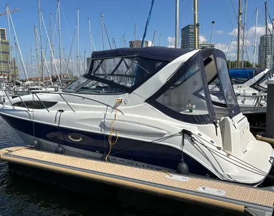 motorboot aan steiger in jachthaven