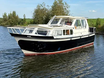 motorboot in kanaal langs groene oever